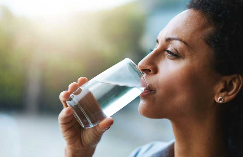 نوشیدن-آب-برای-افزایش-رطوبت-پوست-در-پاییز